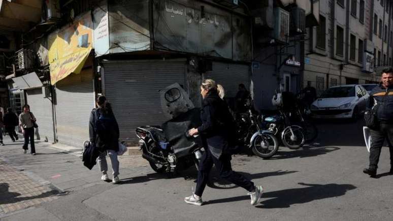 Moradores de Teer&atilde; correm para se proteger durante ataque