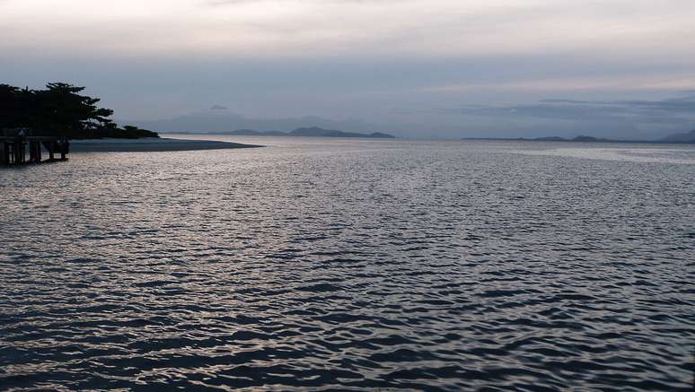 O acesso &agrave; Ilha do Superagui costuma ser feito por barcos que saem de Paranagu&aacute;, Guaraque&ccedil;aba ou outros pontos menores do litoral &ndash; Tanlim/Wikimedia Commons
