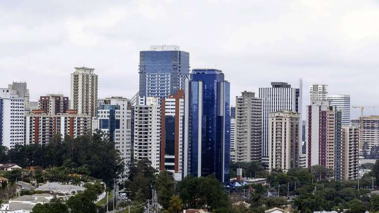 Com o tempo, Alphaville virou s&iacute;mbolo de status social, mas tamb&eacute;m &eacute; alvo de cr&iacute;ticas sobre segrega&ccedil;&atilde;o urbana, depend&ecirc;ncia de autom&oacute;veis e desigualdade na organiza&ccedil;&atilde;o das cidades &ndash; depositphotos.com / casadaphoto