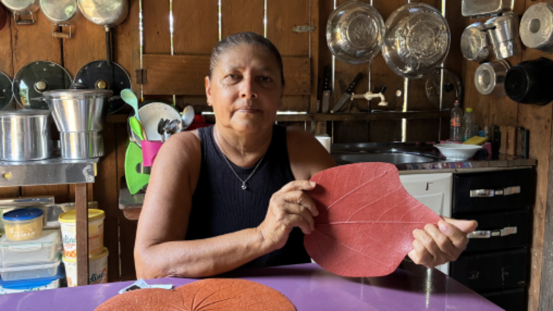 డోనా ఫ్రాన్సిస్కా మైయా అమెజాన్ స్ఫూర్తితో రబ్బరు షీట్లను సృష్టిస్తుంది