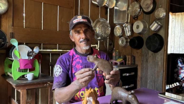 సీయు జిల్బెర్టో మైయా రబ్బరు జంతువులను రబ్బరు పాలుతో అచ్చులు