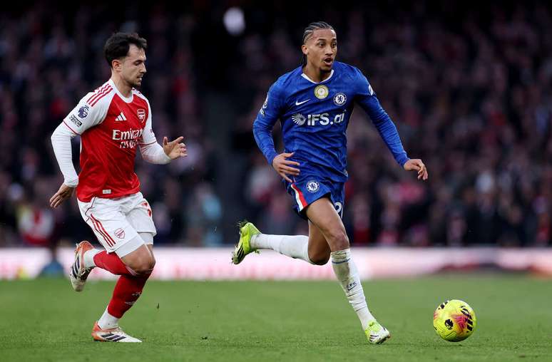 Jo&atilde;o Pedro (de azul) tenta levar o Chelsea ao ataques e recebe amarca&ccedil;&atilde;o de Zubimendi. Jogador da Sele&ccedil;&atilde;o Brasileira passou em branco.