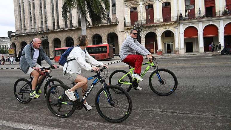 Com a pouca oferta de transporte, turistas passeiam de bicicleta em Havana