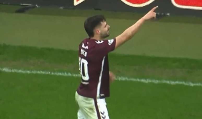Claudio Braga, do Hearts, comemora o gol contra o Aberdeen &ndash; Reprodu&ccedil;&atilde;o de v&iacute;deo