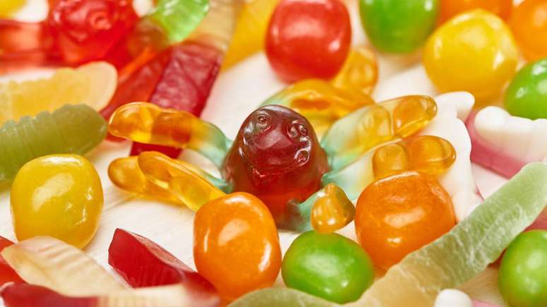 பாரம்பரியமானதைத் தவிர, இனிப்பு மற்றும் காரமான ரெசிபிகளுக்கு, நடுநிலை ஜெலட்டின்கள் மற்றும் அகர்-அகர் மற்றும் பெக்டின் போன்ற காய்கறி மாற்றுகளும் உள்ளன - depositphotos.com / VadimVasenin