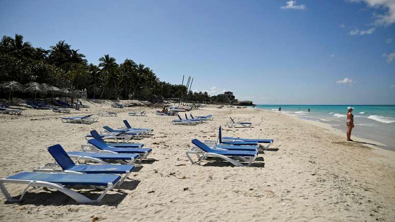 As praias come&ccedil;aram a ficar vazias logo depois que Cuba anunciou que n&atilde;o haveria combust&iacute;vel dispon&iacute;vel para os avi&otilde;es