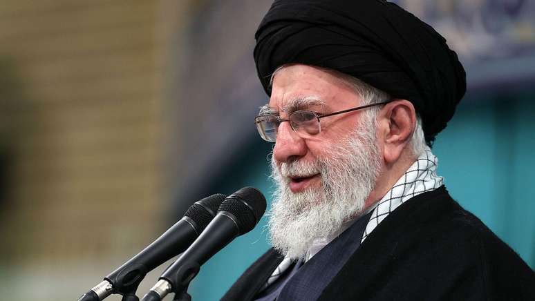 Imagens verificadas pela BBC mostram explos&otilde;es a menos de 1 km do complexo de resid&ecirc;ncia do supremo l&iacute;der do pa&iacute;s, o aiatol&aacute; Ali Khamenei