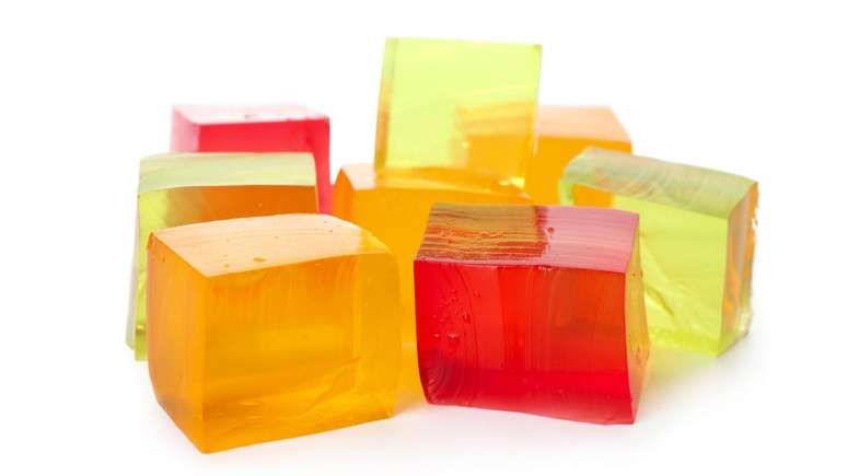 லேபிள்களைப் படிப்பது ஜெலட்டின் தோற்றத்தைக் கண்டறிய உதவுகிறது மற்றும் சைவம், சைவ உணவுகள் அல்லது கலாச்சாரக் கட்டுப்பாடுகளுக்கு ஏற்ப தயாரிப்புகளைத் தேர்வுசெய்ய உதவுகிறது - depositphotos.com / serezniy