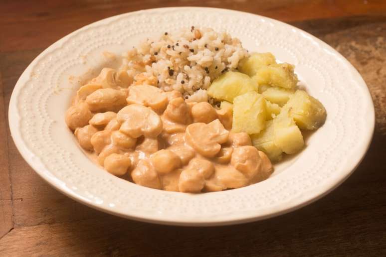 Estrogonofe de gr&atilde;o-de-bico 