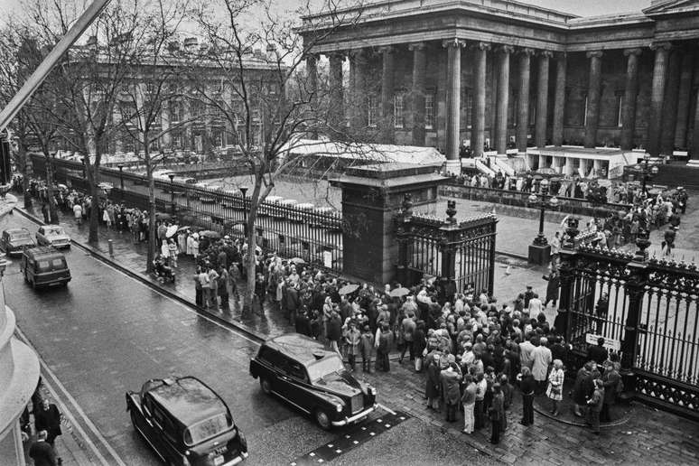 Cerca de 1,6 milh&atilde;o de pessoas fizeram fila em frente ao Museu Brit&acirc;nico em 1972, para visitar a exposi&ccedil;&atilde;o 'Tesouros de Tutanc&acirc;mon', at&eacute; hoje a mais popular da hist&oacute;ria da institui&ccedil;&atilde;o
