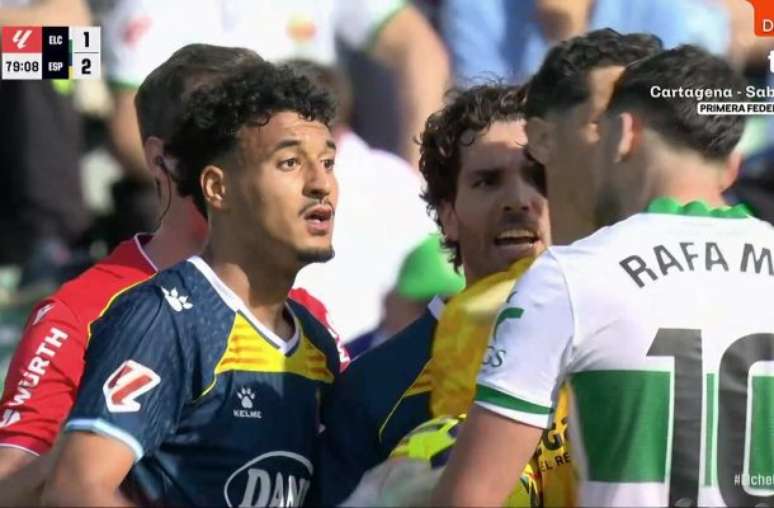 Reprodu&ccedil;&atilde;o de TV - Legenda: Marroquino Omar El Hilali (E), do Espanyol, relata insulto de Rafa Mir, do Elche, em partida do Espanhol