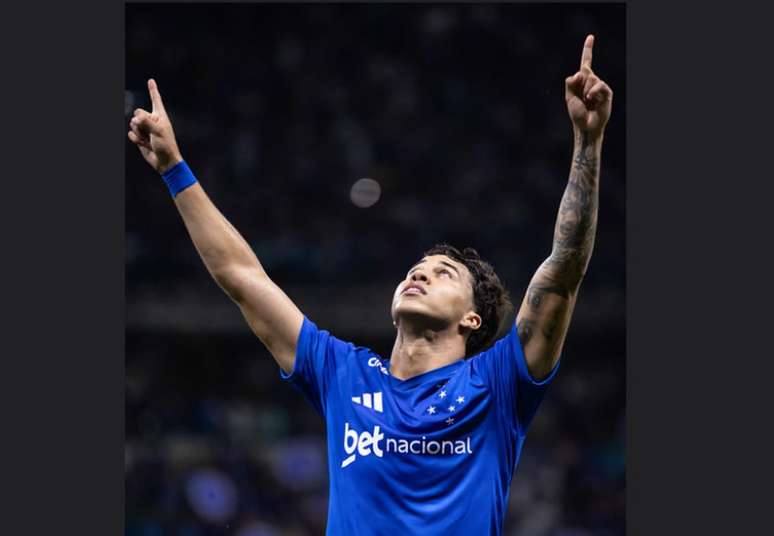 Kaio Jorge ergue as m&atilde;os para o c&eacute;u. Enfim, no&acute;&uacute;ltimo ataque, ele fez o gol e o Cruzeiro venceu por 1 a 0.