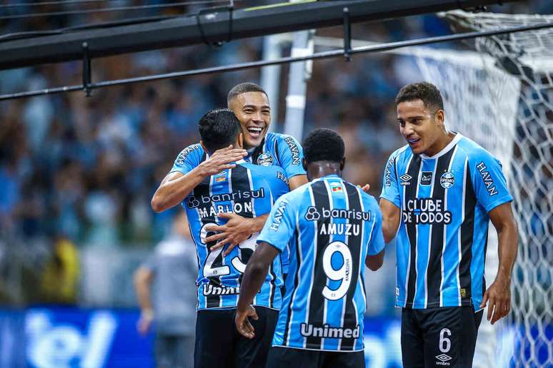 Carlos Vin&iacute;cius comemora seu gol com os companheiros de time &ndash;