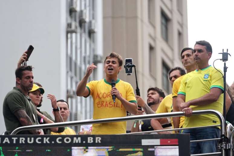 Nikolas discursa em ato na Paulista ao lado de Fl&aacute;vio Bolsonaro
