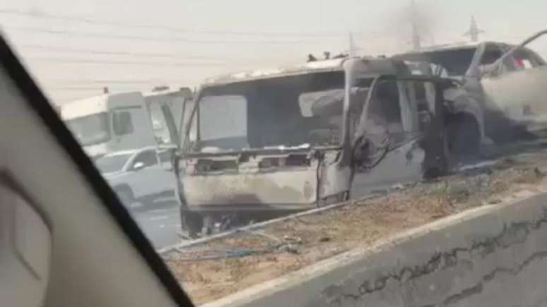 Imagens recibidas pela BBC de uma estrada no Kuwait