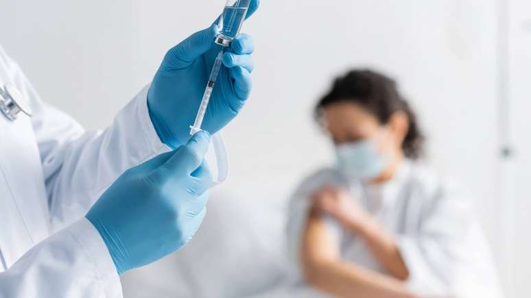 Vacina&ccedil;&atilde;o e combate ao mosquito caminham juntos no Programa Nacional de Controle do Aedes aegypti, estrat&eacute;gia que tamb&eacute;m abrange dengue e zika no pa&iacute;s &ndash; depositphotos.com / HayDmitriy