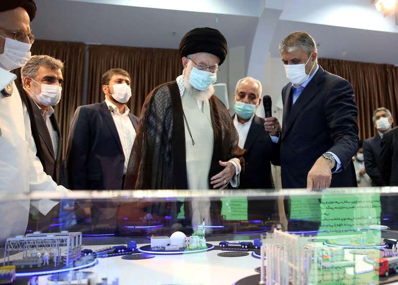 Khamenei em uma instala&ccedil;&atilde;o nuclear em 2023