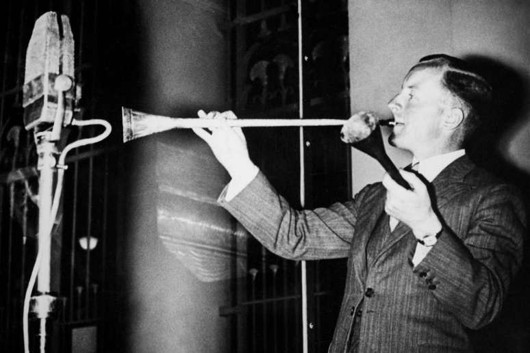 Em 1939, a BBC transmitiu pelo r&aacute;dio, para todo o mundo, o som das trombetas encontradas na tumba de Tutanc&acirc;mon