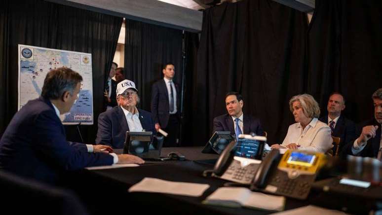 Trump e sua equipe monitoraram os acontecimentos de uma sala de guerra improvisada em Mar-a-Lago, na Fl&oacute;rida