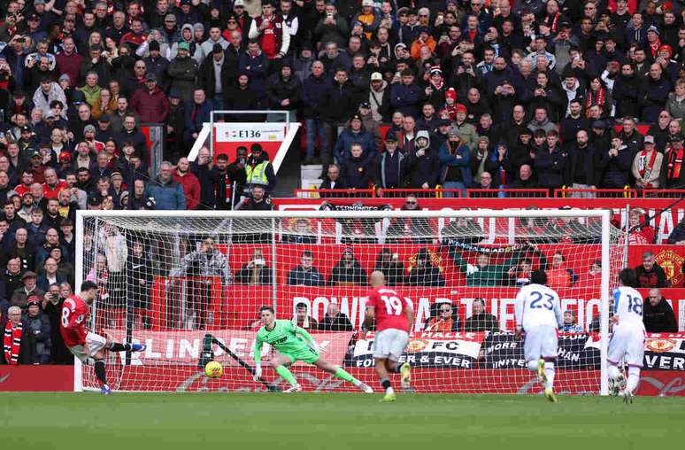 Bruno Fernandes marcou de p&ecirc;nalti para o Manchester United &ndash; (Photo by Alex Livesey/Getty Images)