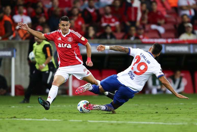 PORTO ALEGRE, BRAZIL &ndash; APRIL 22: Rafael Borre of Internacional and Julian Millan of Nacional compete for the ball during the Copa CONMEBOL Libertadores Group F match between Internacional and Nacional at Beira-Rio Stadium on April 22, 2025 in Porto Alegre, Brazil. (Photo by Pedro H. Tesch/Getty Images)
