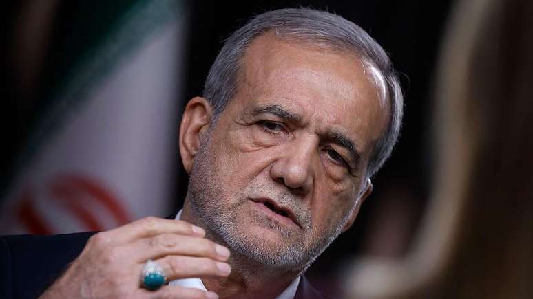 O presidente iraniano Masoud Pezeshkian liderar&aacute; o per&iacute;odo de transi&ccedil;&atilde;o