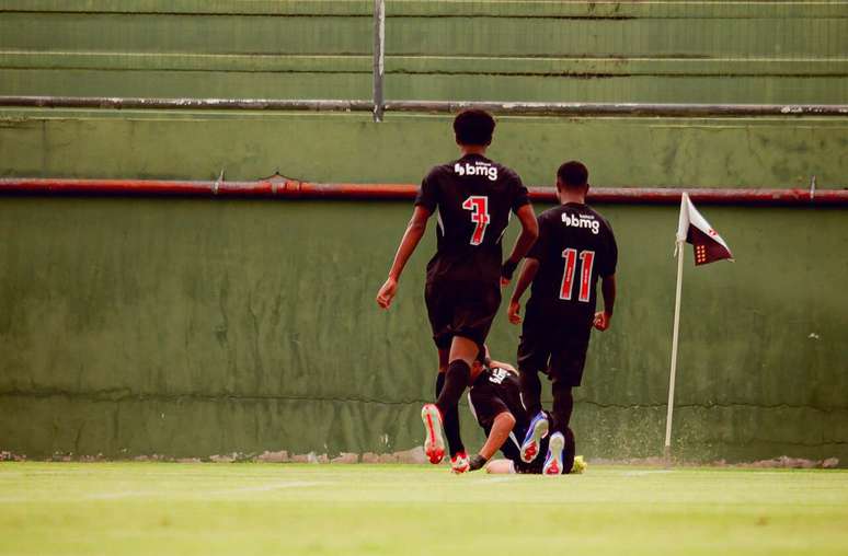 Andrey Fernandes comemora gol pelo Vasco &ndash;