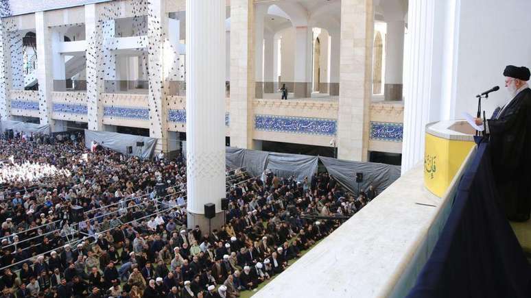 O aiatol&aacute; Khamenei se encontrava no centro da estrutura de poder no Ir&atilde;
