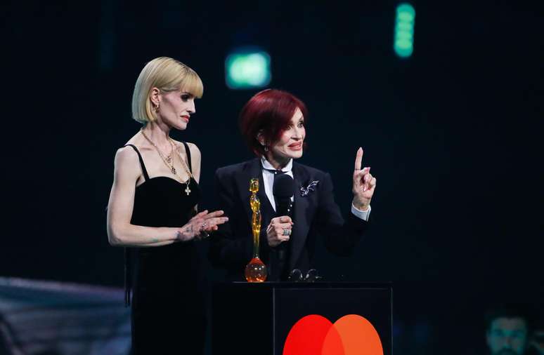 Kelly Osbourne e Sharon Osbourne apresentam o BRIT Awards 2026 no Co-op Live em 28 de fevereiro de 2026 em Manchester, Inglaterra.