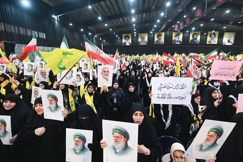 Os seguidores e integrantes do Hezbollah frequentemente exaltam a figura do aiatol&aacute; iraniano Ali Khamenei
