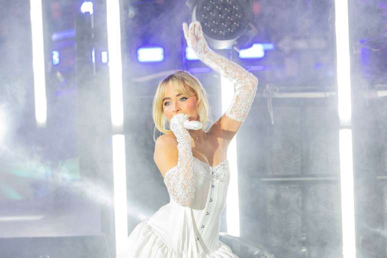 Sabrina Carpenter &eacute; um dos principais nomes da nova gera&ccedil;&atilde;o do pop e assume o palco com hits e novidades 