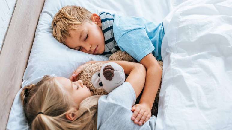 Em crian&ccedil;as pequenas, especialmente abaixo de 2 anos, o uso &eacute; geralmente desaconselhado por risco de sufocamento ou limita&ccedil;&atilde;o de movimentos &ndash; depositphotos.com / VitalikRadko