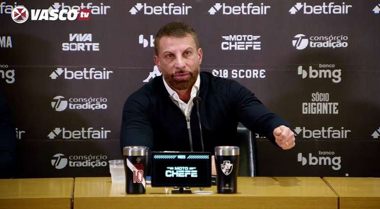 Pedrinho cedeu as press&otilde;es e decidiu encerrar o trabalho de Fernando Diniz, treinador que tem admira&ccedil;&atilde;o pelo estilo &ndash;