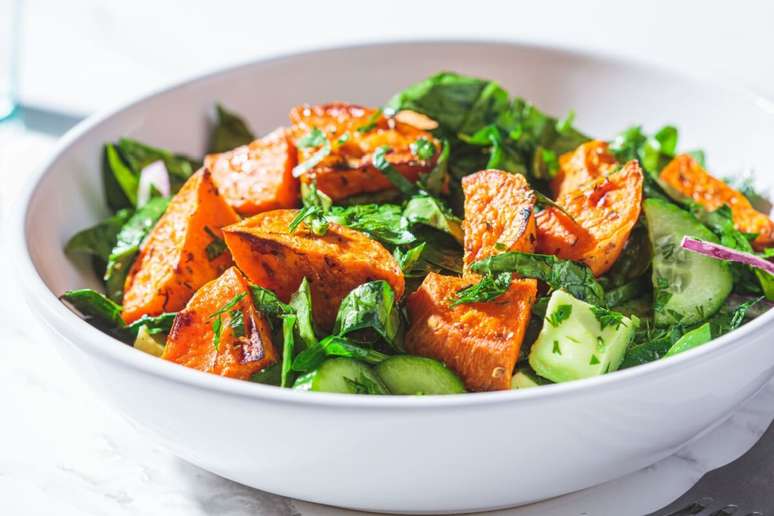 Salada morna de batata-doce com folhas e pepino 