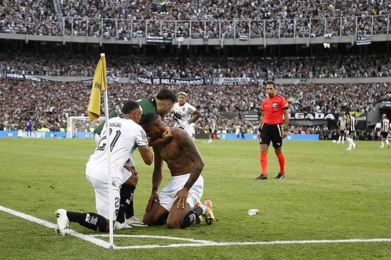 J&uacute;nior Santos viveu o melhor momento da carreira no Botafogo &ndash;