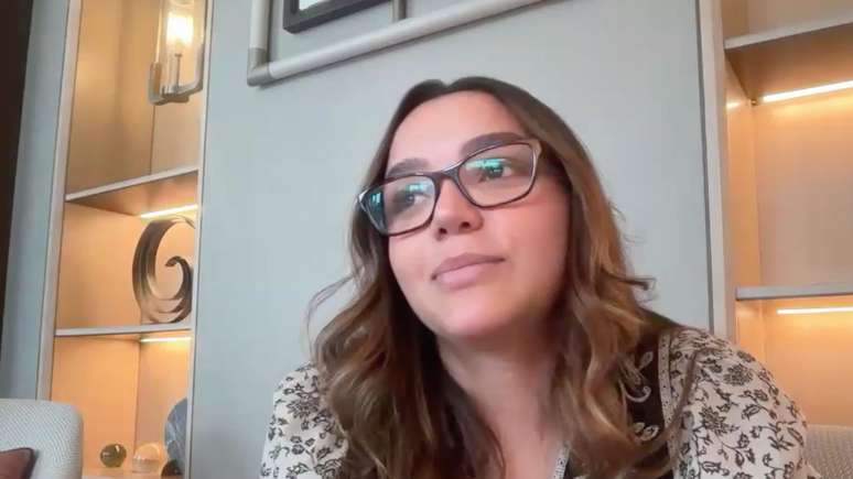 A diretora de marketing Yasmin Castro, que est&aacute; em Dubai sem previs&atilde;o de retorno ao Brasil devido ao conflito entre o Ir&atilde; e os EUA e Israel