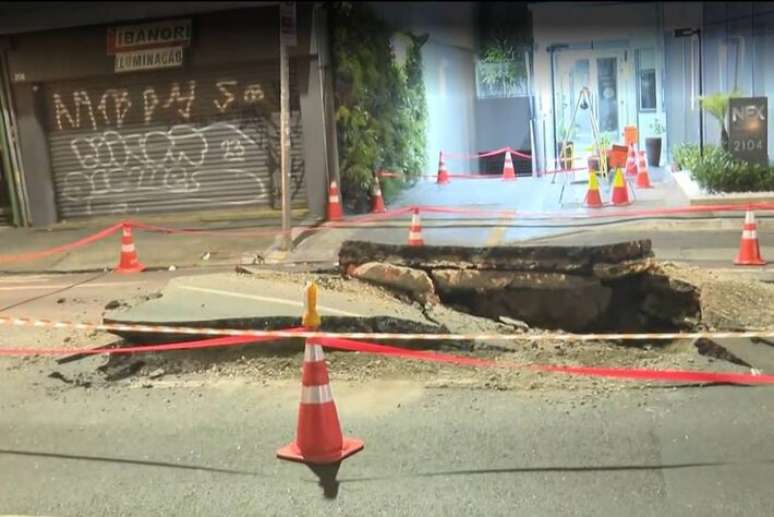 భూగర్భ పేలుడు సావో పాలోలోని రువా డా కన్సోలాకోలో బిలం తెరుచుకుంది