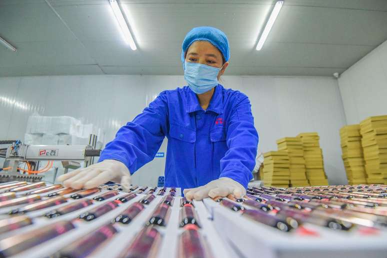 Profissional inspeciona pept&iacute;deos bioativos em uma f&aacute;brica da Hubei Reborn Biotech Co., Ltd. em 17 de novembro de 2020, em Jingzhou, na prov&iacute;ncia chinesa de Hubei