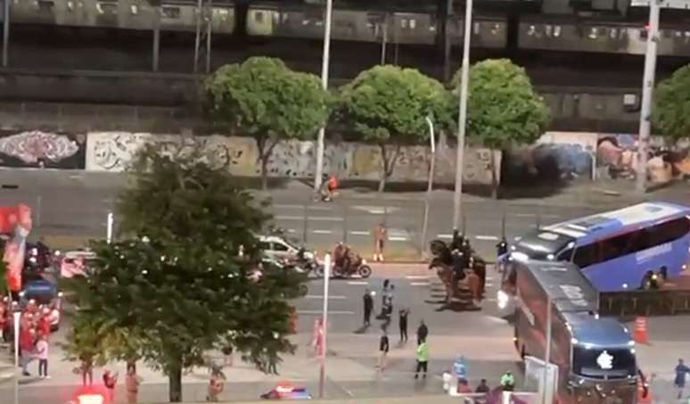 Dezenas de torcedores protestam na chegada do Flamengo ao Maracan&atilde; &ndash;