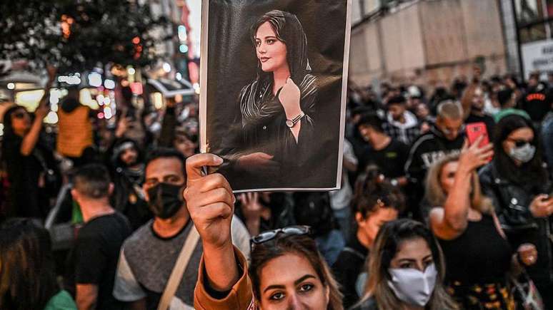 A morte da jovem Mahsa Amini em 2022, por n&atilde;o usar o v&eacute;u 'adequadamente', uniu as mulheres nas suas reivindica&ccedil;&otilde;es por maior liberdade