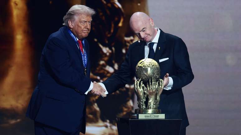 Durante o sorteio dos grupos da Copa do Mundo 2026, Donald Trump recebeu das m&atilde;os de Gianni Infantino o 'Pr&ecirc;mio da Paz' da Fifa