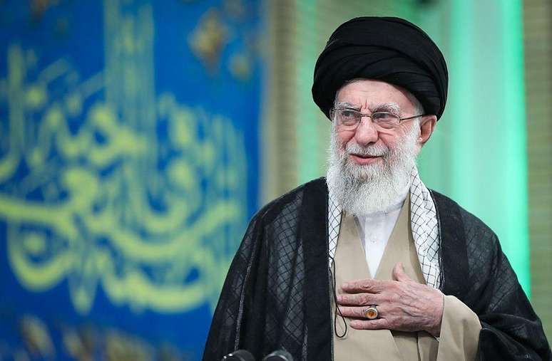 O l&iacute;der supremo de Ir&atilde;, aiatol&aacute; Ali Khamenei, foi morto no s&aacute;bado durante ataques coordenados dos EUA e Israel