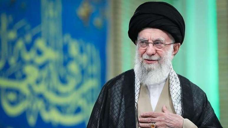 O Ir&atilde; anunciou um per&iacute;odo de 40 dias de luto pela morte do aiatol&aacute; Ali Khamenei ap&oacute;s as explos&otilde;es em Teer&atilde;
