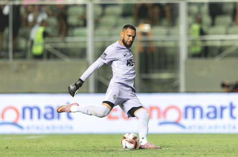 Everson chuta o seu p&ecirc;nalti e fecha o placar das cobran&ccedil;as em 4 a 2 sobre o Am&eacute;rica. Galo na final.