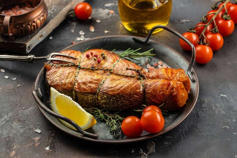 Salm&atilde;o grelhado lim&atilde;o e tomate-cereja 