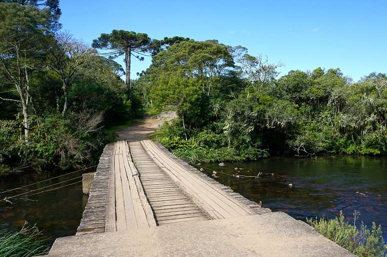 Acesso ao parque &eacute; feito principalmente por Cambar&aacute; do Sul (RS) e Praia Grande (SC), cidades que servem como base para visitar os c&acirc;nions e trilhas da regi&atilde;o &ndash; Wikimedia Commons/Germano Roberto Sch&uuml;&uuml;r
