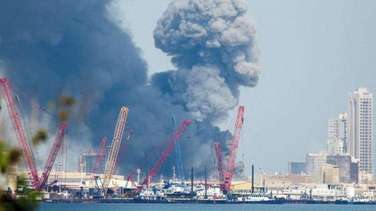 Colunas de fuma&ccedil;a se elevam sobre uma &aacute;rea pr&oacute;xima &agrave; base da Quinta Frota da Marinha dos Estados Unidos no Bahrein
