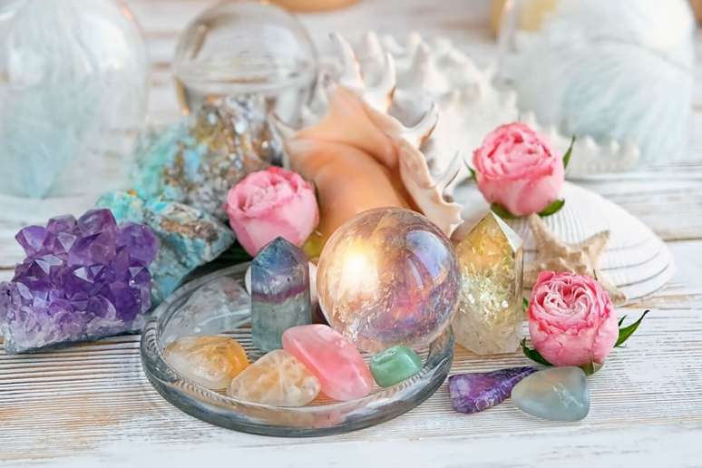 Os cristais ajudam a elevar a vibra&ccedil;&atilde;o da casa 