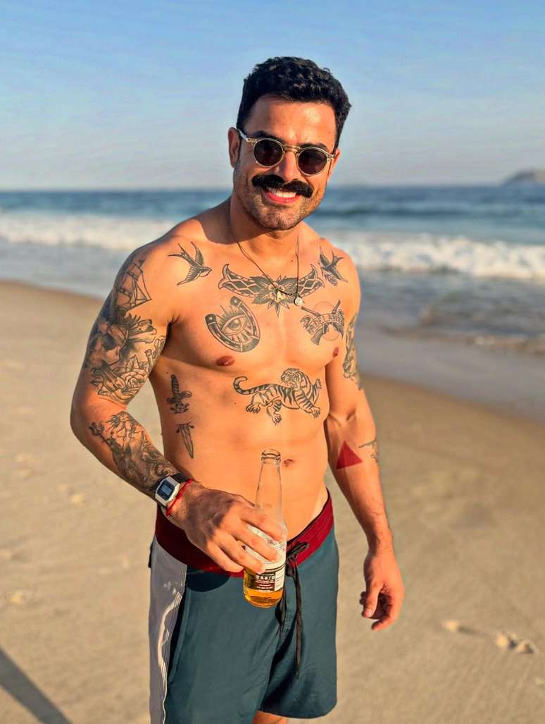 T&uacute;lio Am&acirc;ncio em foto sem camisa nas redes sociais