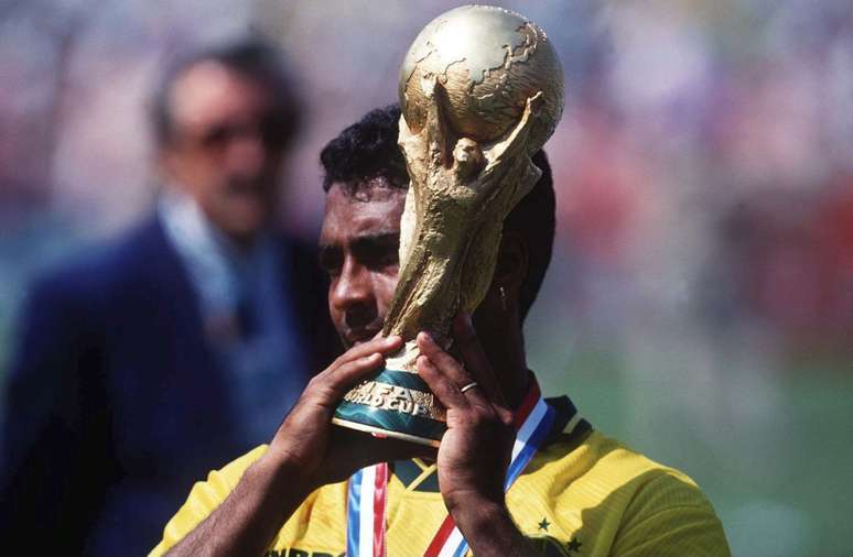 Rom&aacute;rio com trof&eacute;u da Copa do Mundo